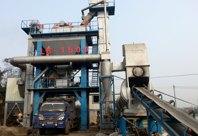 海南LB-1500瀝青(qīng)混凝土攪拌站設(shè)備現場