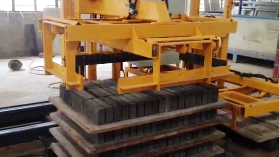 磚闆分(fèn)離碼垛機 自動碼(ma)垛疊闆機