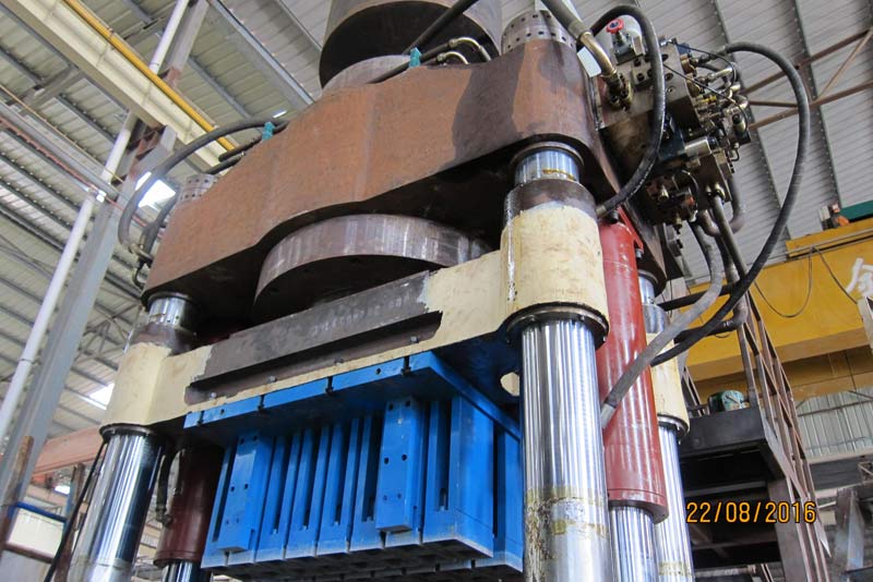 精益(yi)求精-恒興(xing)1100噸靜壓磚(zhuan)機試機成(cheng)功！