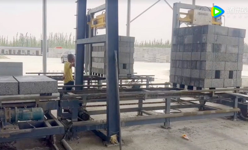 自(zi)保溫砌塊碼垛(duo)機