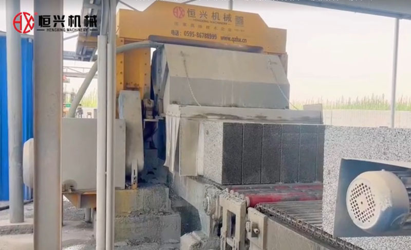 EPS聚苯(ben)顆粒砌塊生産(chan)線新疆客戶現(xiàn)場