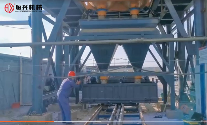 自保溫(wēn)發泡磚生産線(xian)雙工位澆注新(xin)疆客戶現場